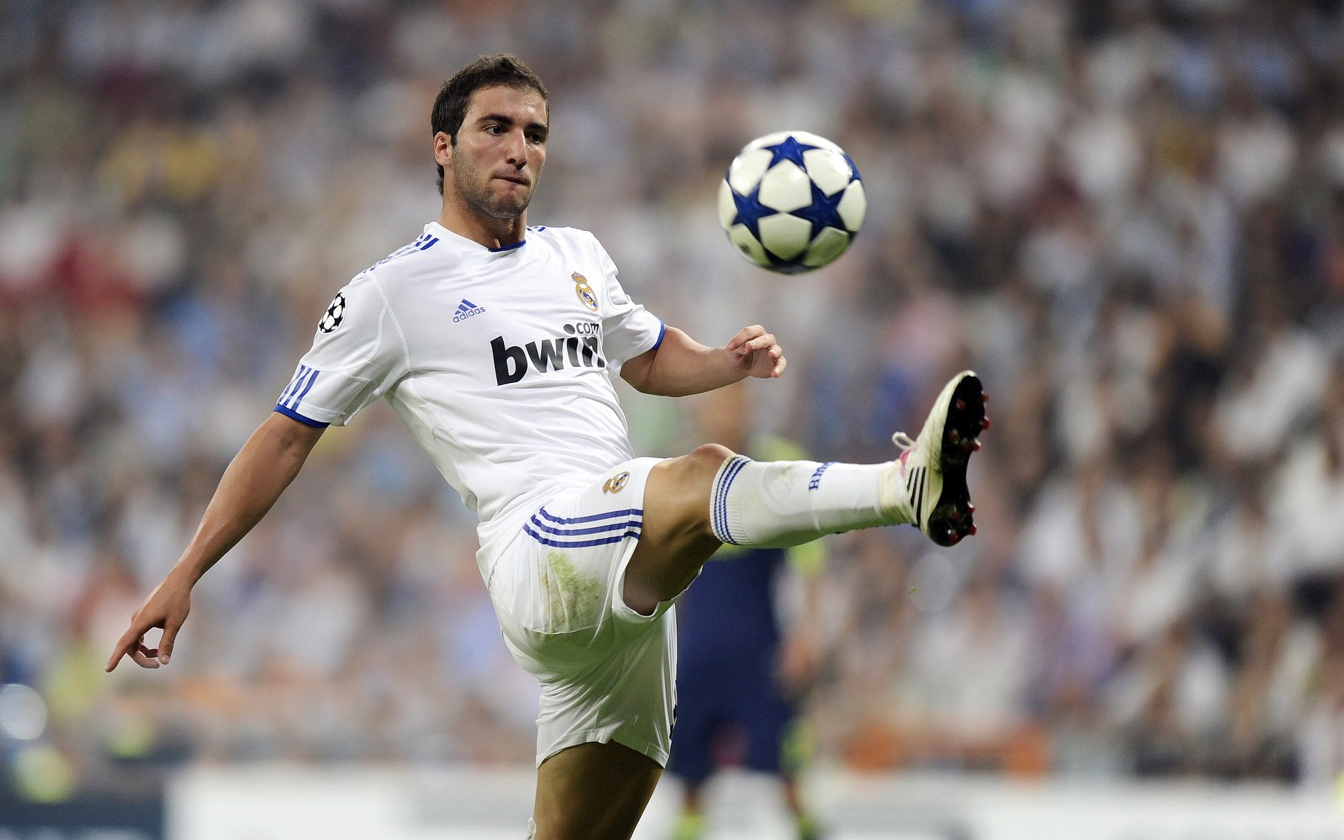 新星恩德里克在对阵墨西哥的热身赛中打入制胜球，助巴西3-2获胜，恩里克足球