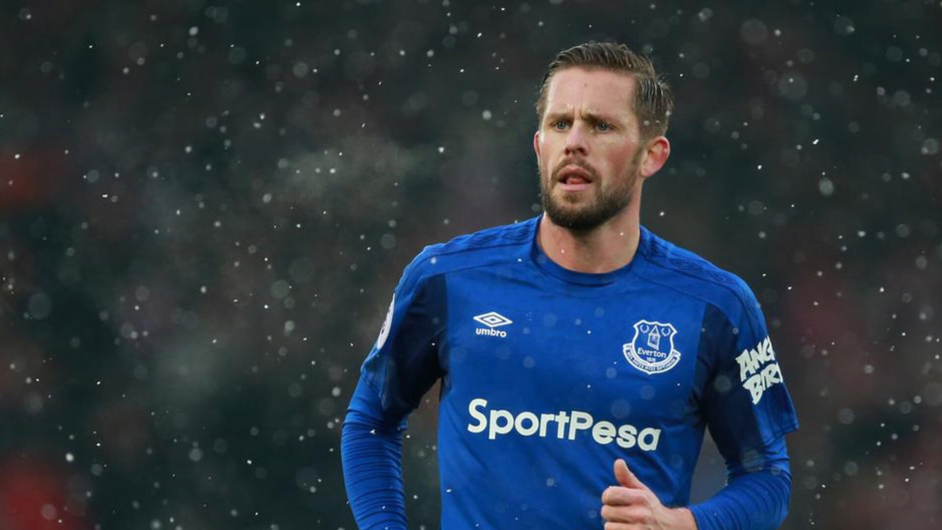 精彩比赛吸引大批观众关注，赛事声势浩大，比赛精彩上演