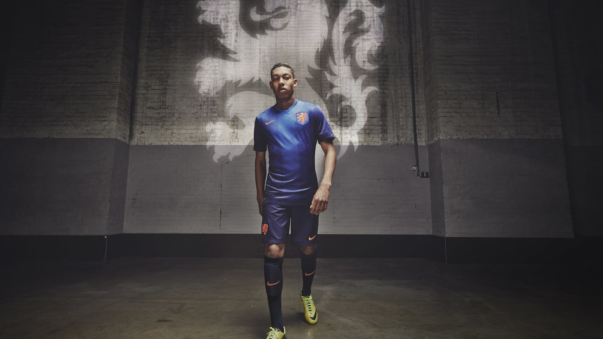 精彩比赛吸引大批观众关注，赛事声势浩大，比赛精彩上演