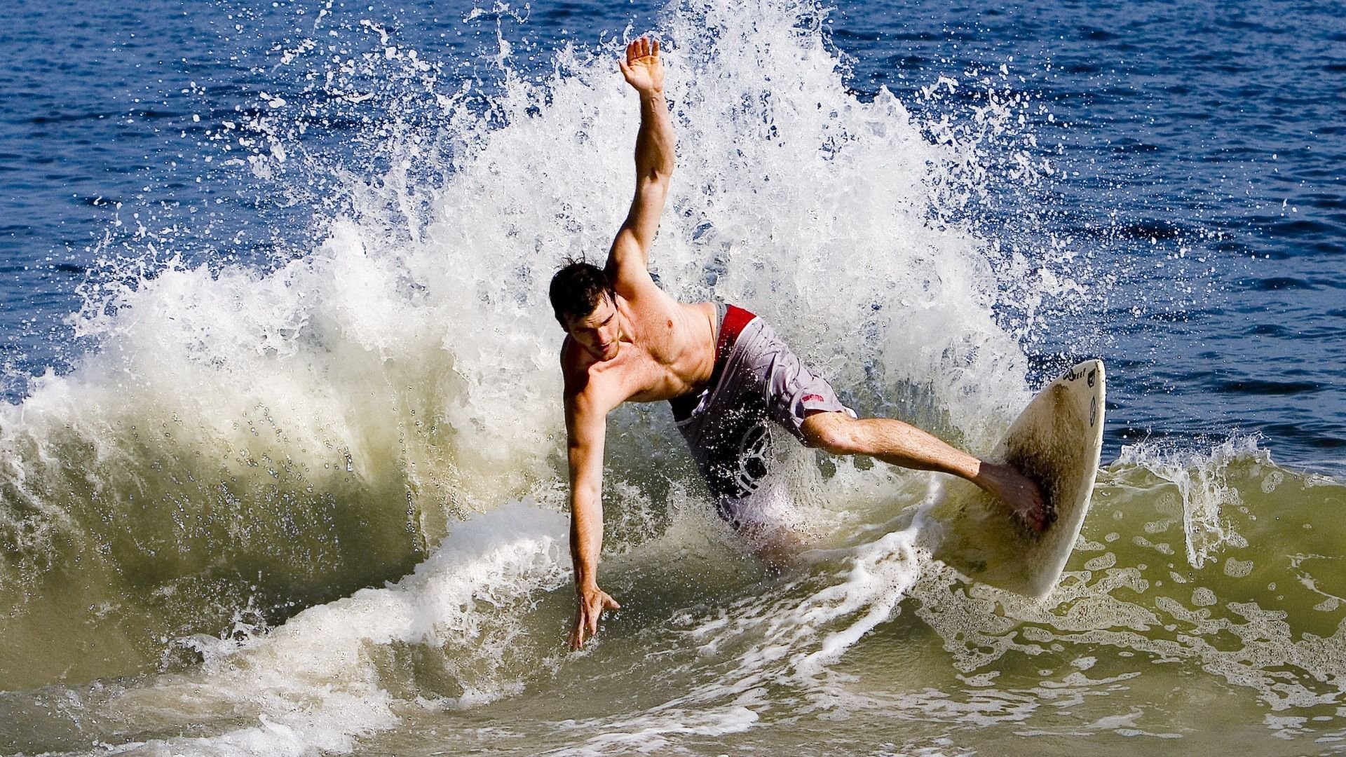 门将是否应具备出球能力适配新体系，门将出来踢球